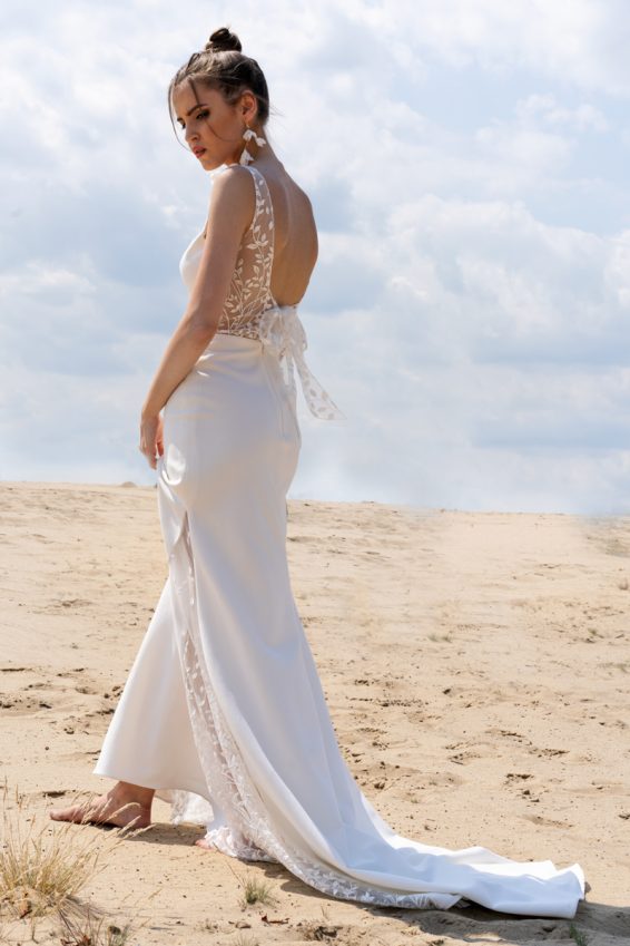 Gładka minimalistyczna suknia ślubna