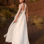 Suknia ślubna REEM z długim szalem - elegancka stylizacja Panny Młodej